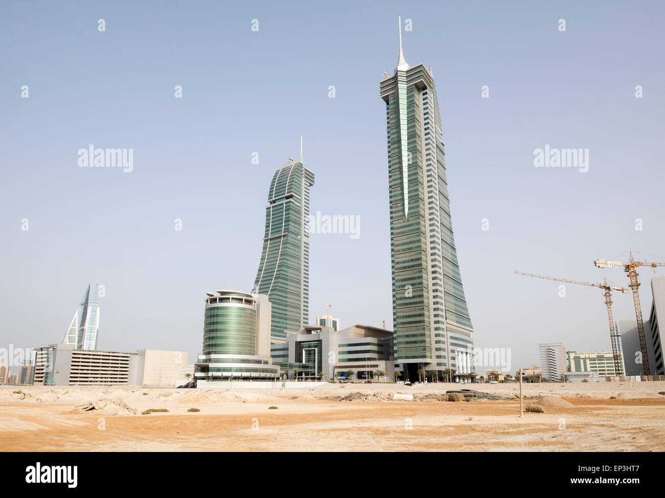 Blick auf neue Bürotürme in Bahrain Financial Harbour Bezirk in Manama, Bahrain Stockfoto