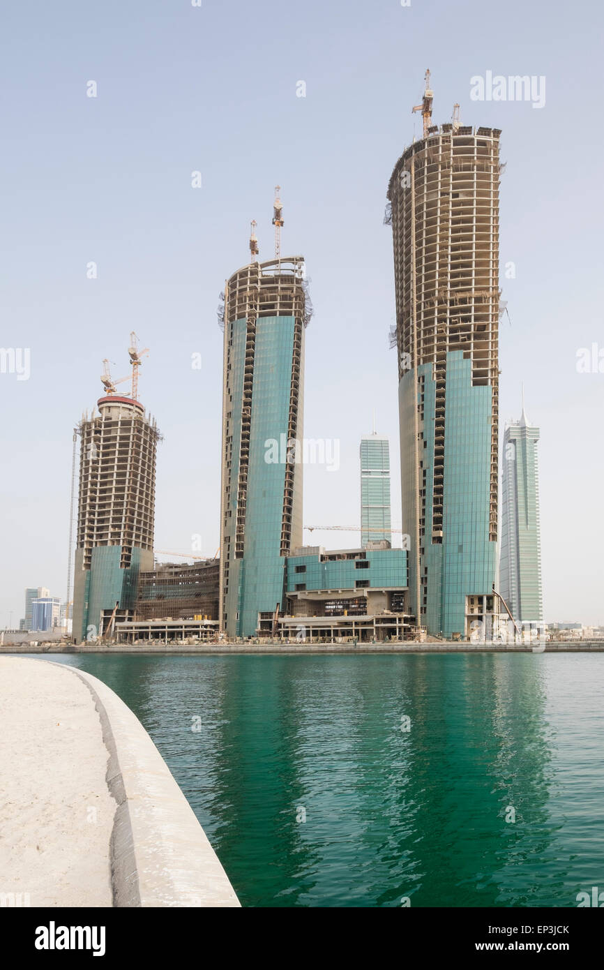 Blick auf neue Bürotürme im Bau in Bahrain Financial Harbour Bezirk in Manama, Bahrain Stockfoto