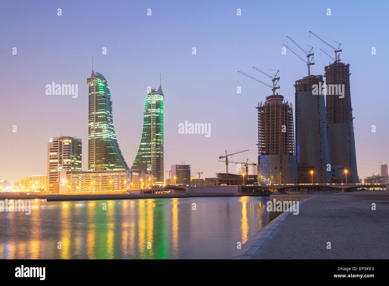 Blick auf neue Bürotürme in Bahrain Financial Harbour Bezirk in Manama, Bahrain Stockfoto
