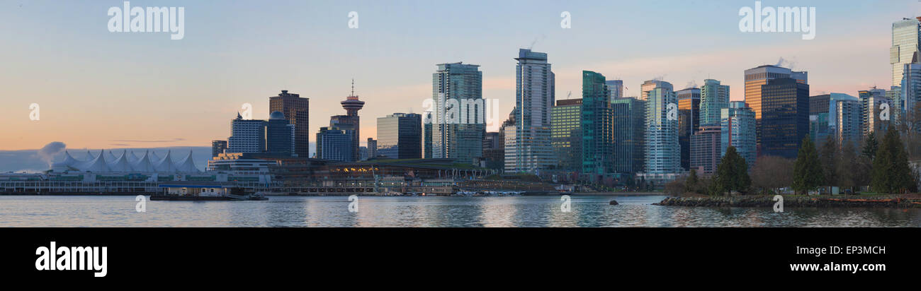 Vancouver British Columbia Kanada City Skyline-Blick vom Stanley Park entlang des False Creek im Sunrise Panorama Stockfoto