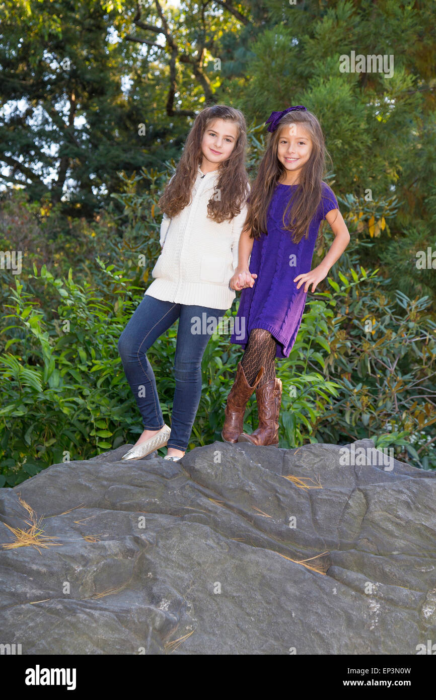 Zwei hübsche Mädchen im Park in Mode-Pose Stockfoto