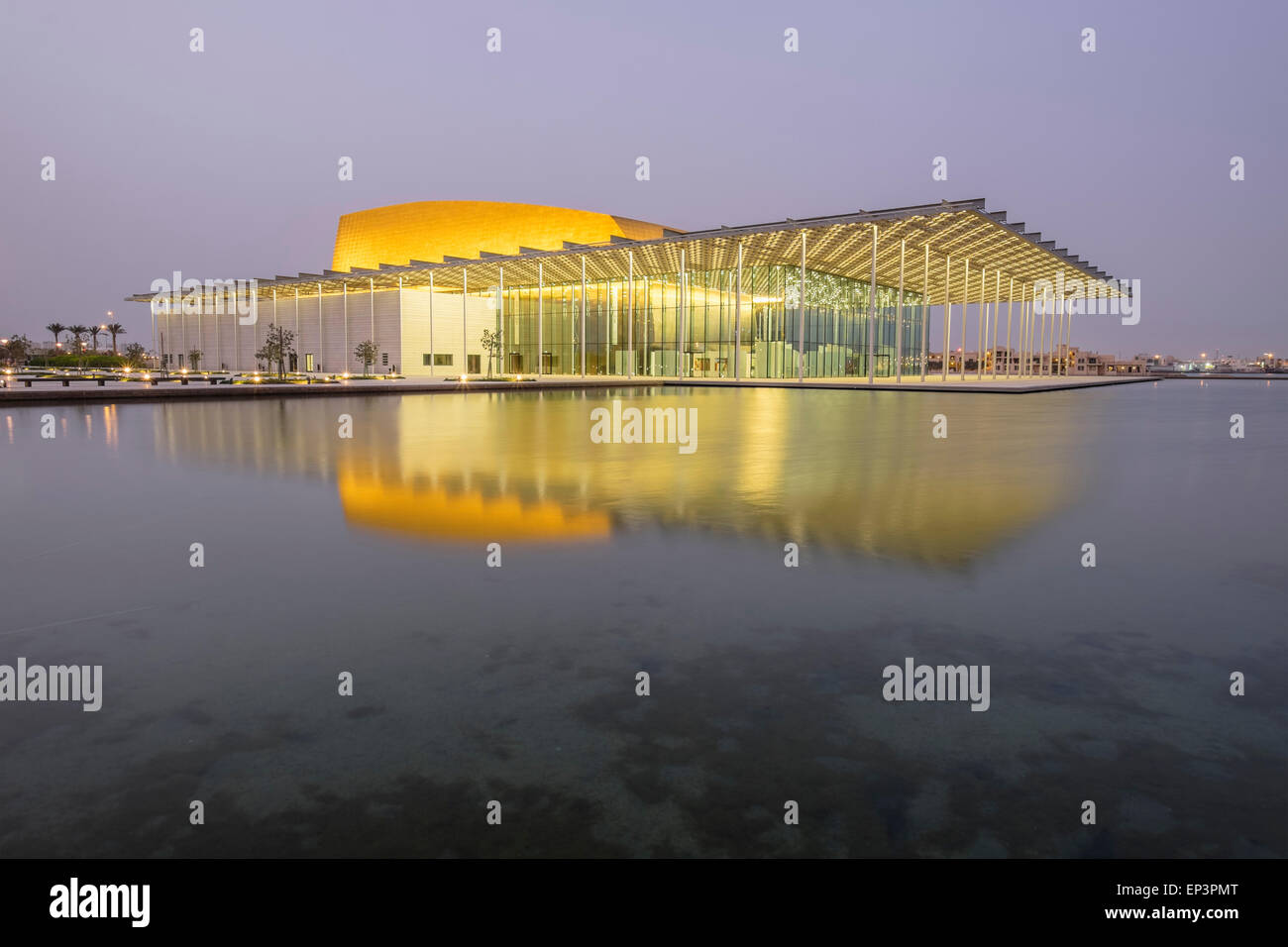 Ansicht des Nationaltheaters in der Nacht im Königreich von Bahrain Manama Stockfoto