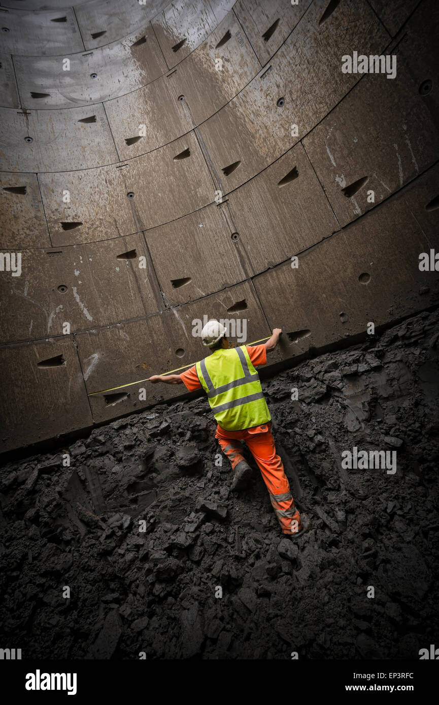 Bauarbeiter arbeiten in eine tiefe Baugrube Stockfoto