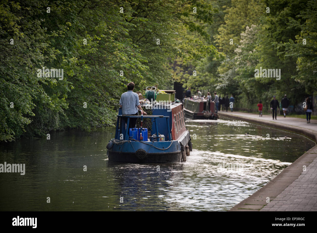 Schmale Boote kreuzen auf den Regents Canal in London Stockfoto