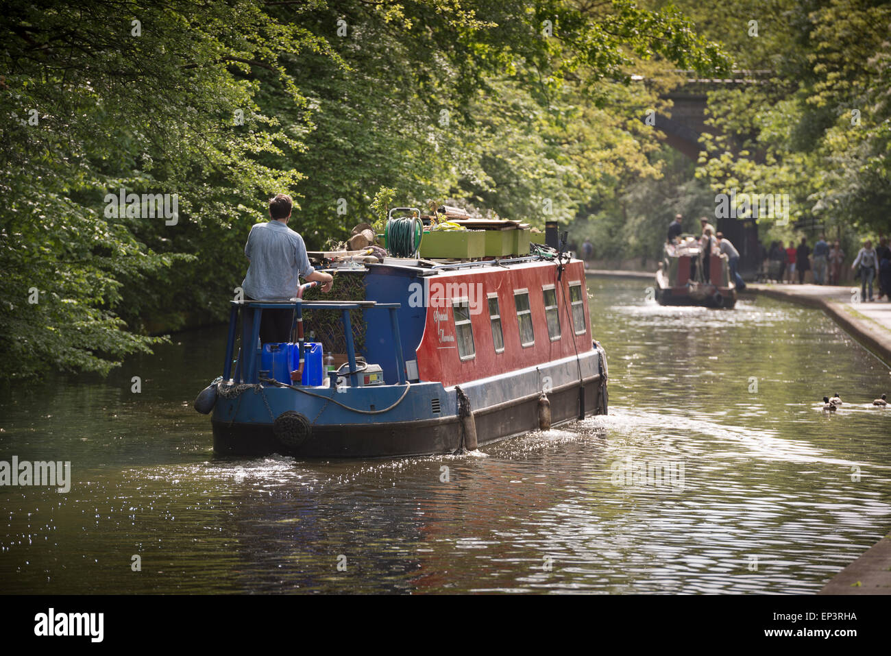 Schmale Boote kreuzen auf den Regents Canal in London Stockfoto