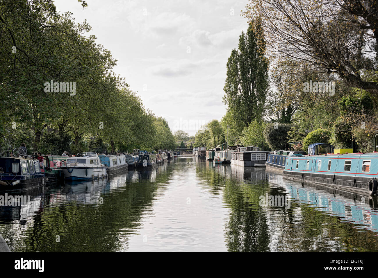 Schmale Hausboote am Grand Union Canal Stockfoto