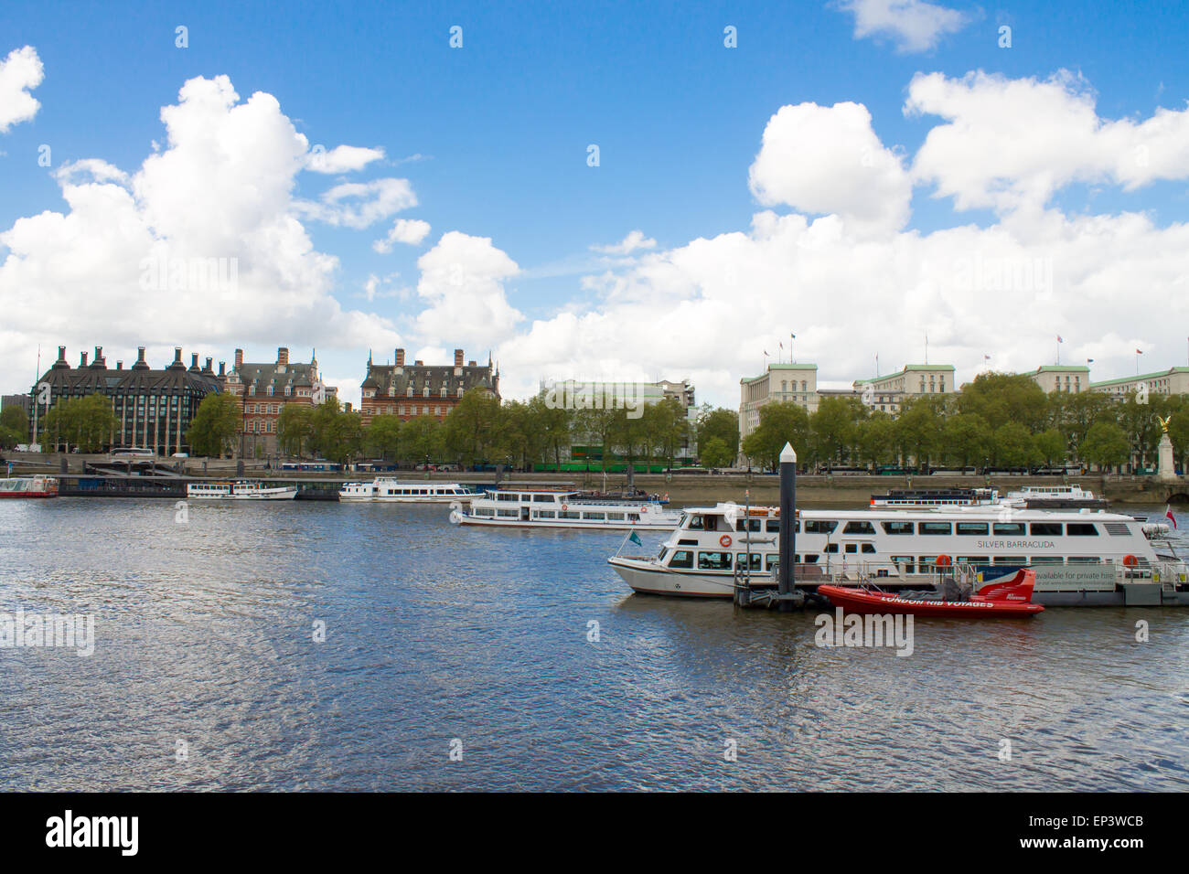 Bundesministeriums für Landesverteidigung und Londoner Stadtbild. Fotografiert von der gegenüberliegenden Seite der Themse. London, Vereinigtes Königreich. Stockfoto
