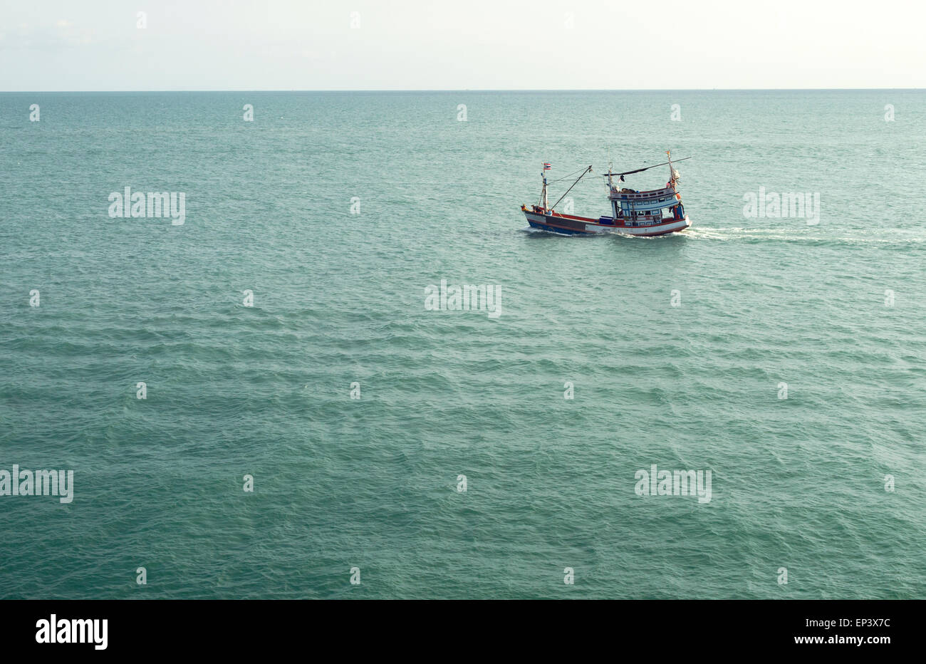 Blick auf ruhiger See Horizont und einzelne Fischer. alte Berufe-Konzept Stockfoto