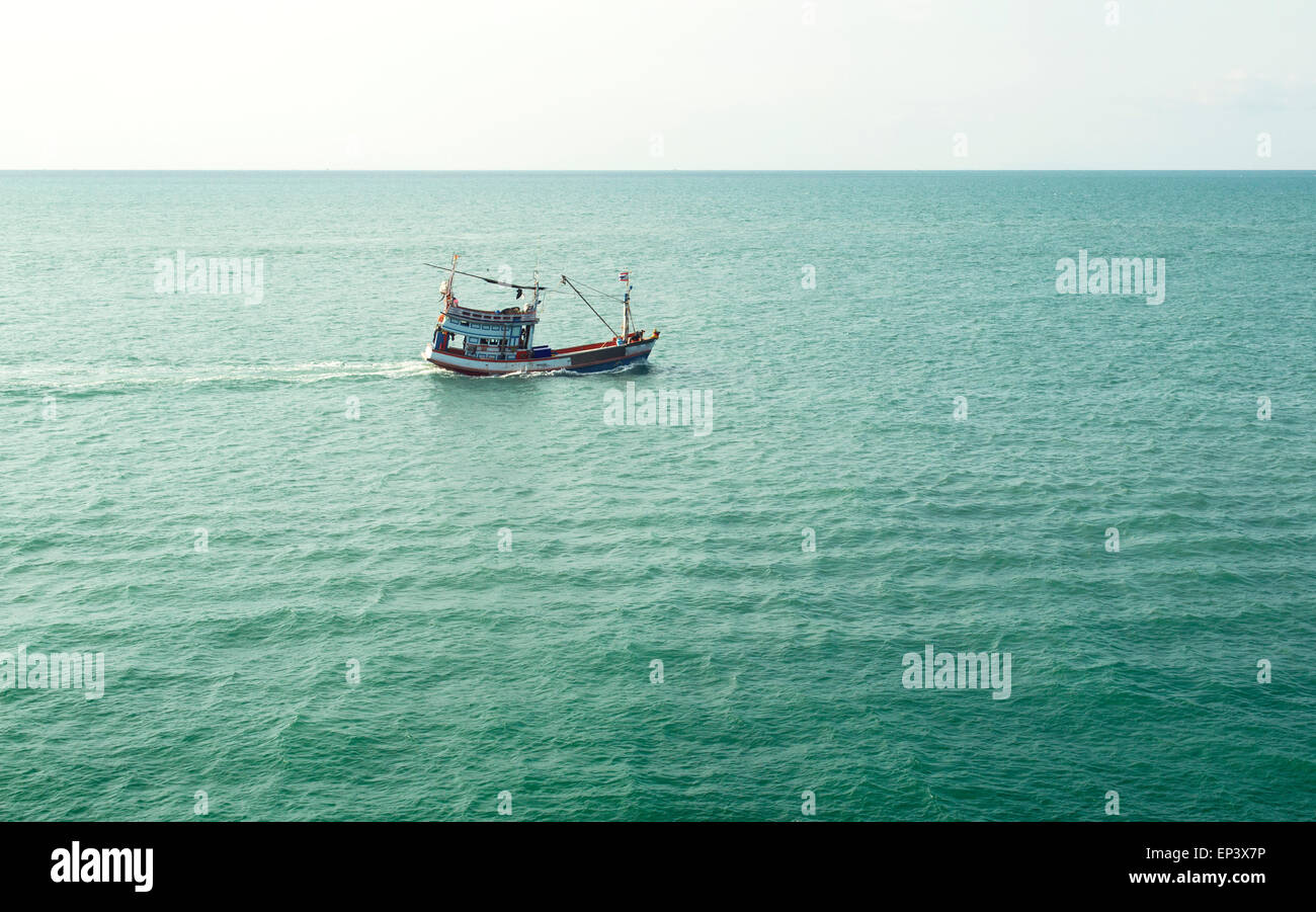 Blick auf ruhiger See Horizont und einzelne Fischer. Antike Beruf Konzept Stockfoto