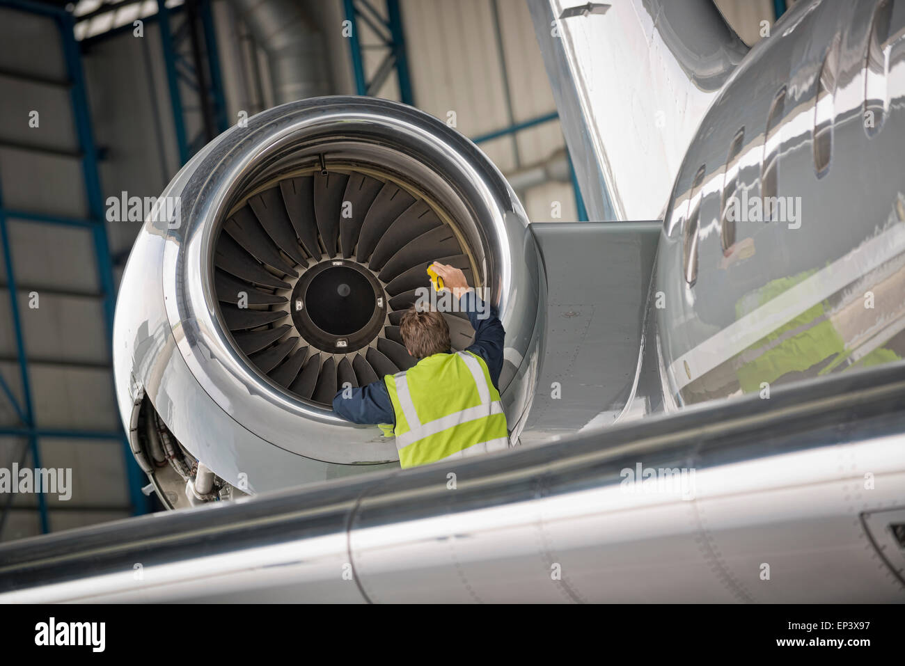 Inspektion des Flugzeugs Düsentriebwerk Fluggerätmechaniker Stockfoto