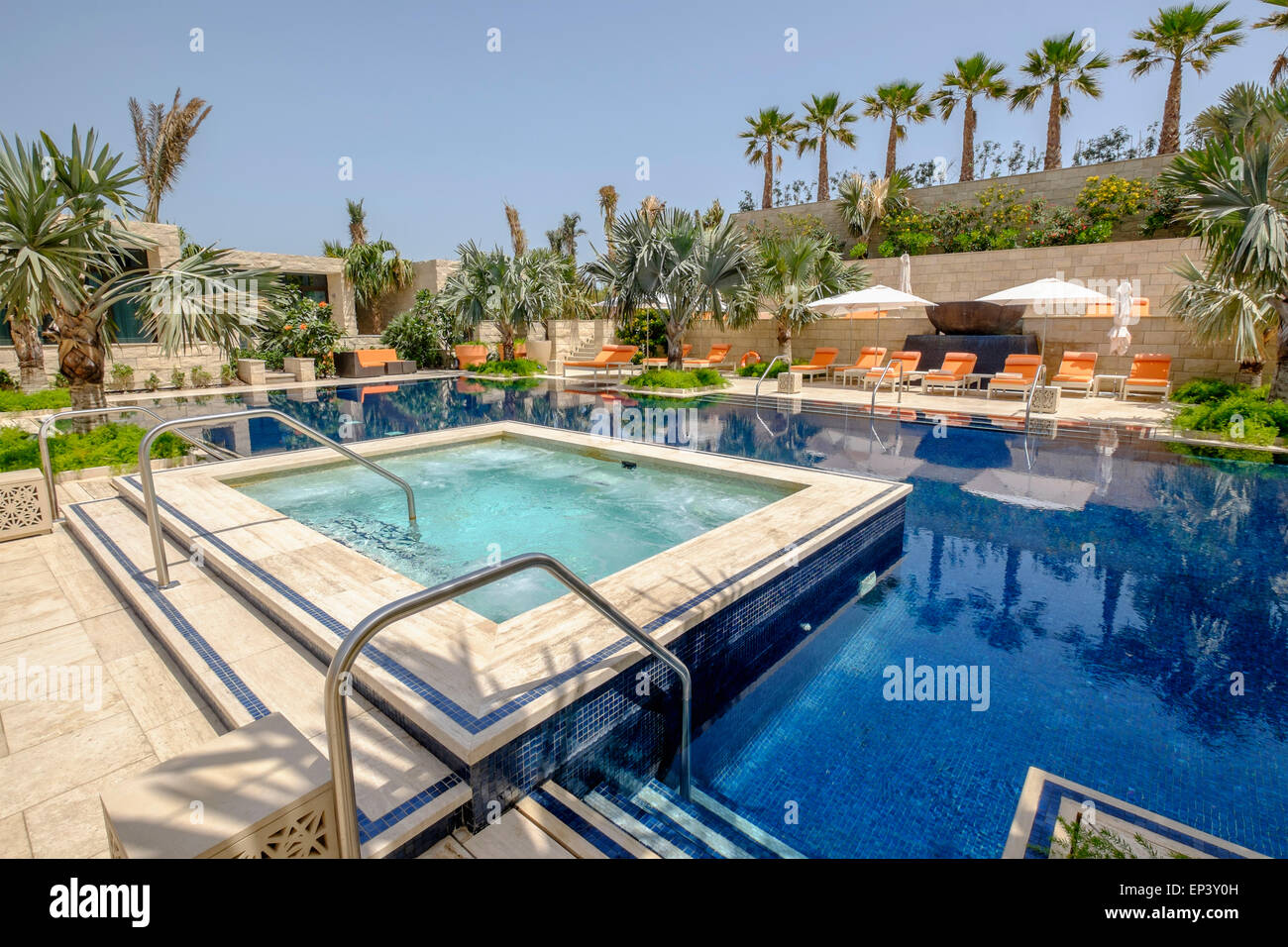 Schwimmbad im neuen Luxus vier Jahreszeiten Hotel Bahrain Bay in Manama Königreich von Bahrain Stockfoto