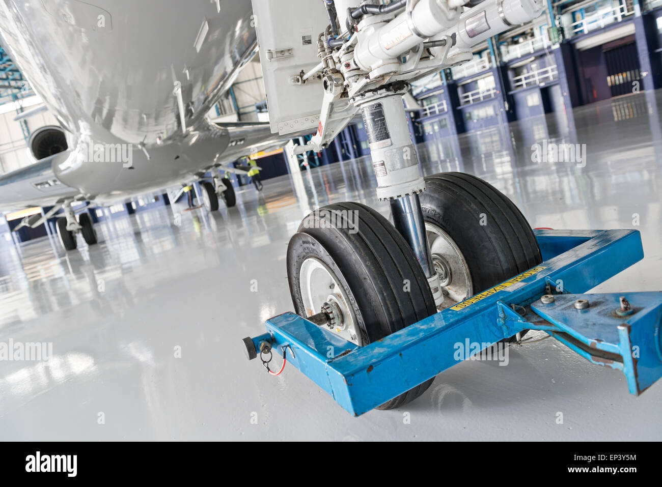 Flugzeug in einem Hangar bereit, mit Anhängerkupplung herausgeschoben werden verbunden mit dem Bugfahrwerk Stockfoto