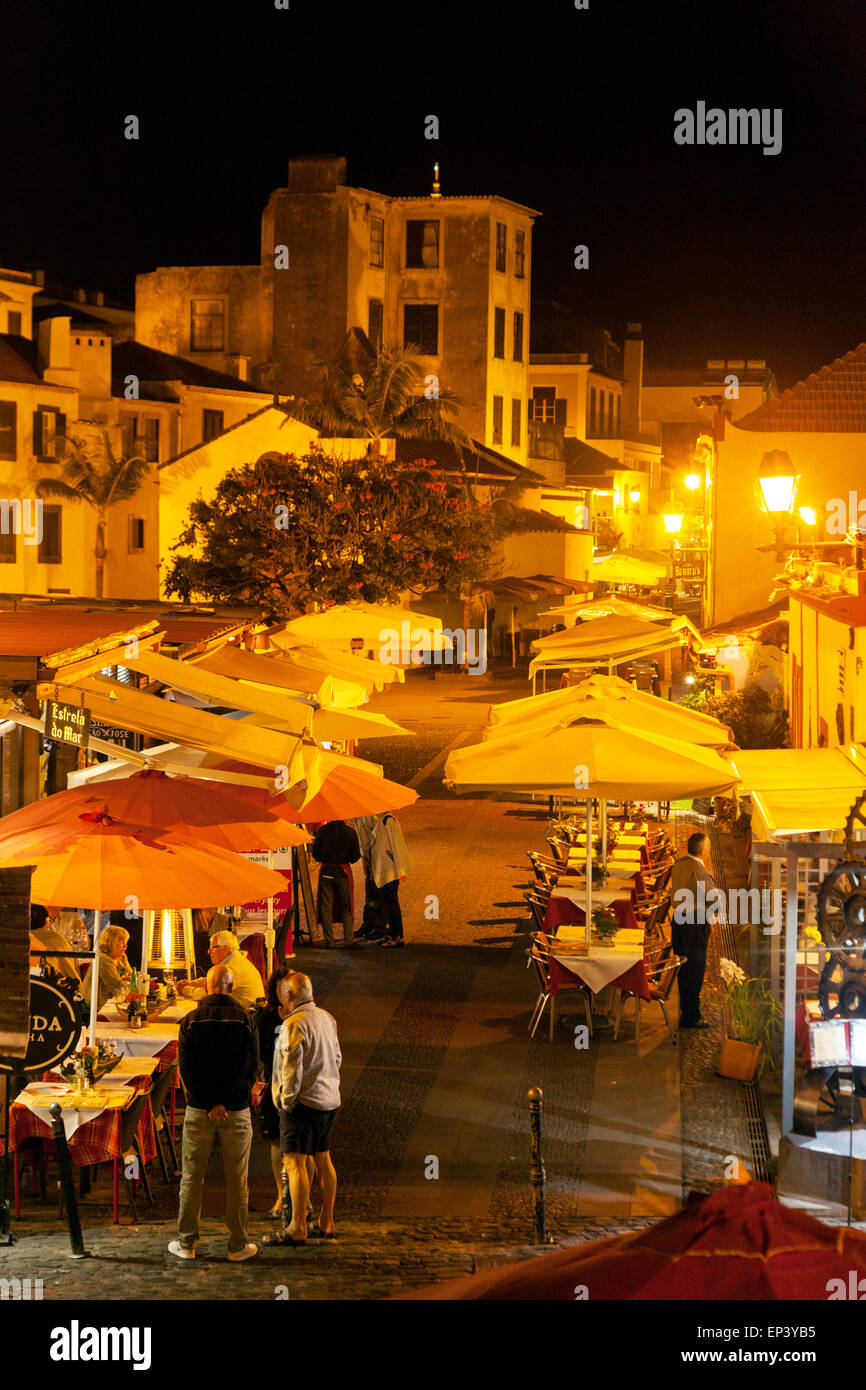 Restaurants und Straßen in der Nacht, Funchal Altstadt (Zona Velha), Madeira, Europa Stockfoto