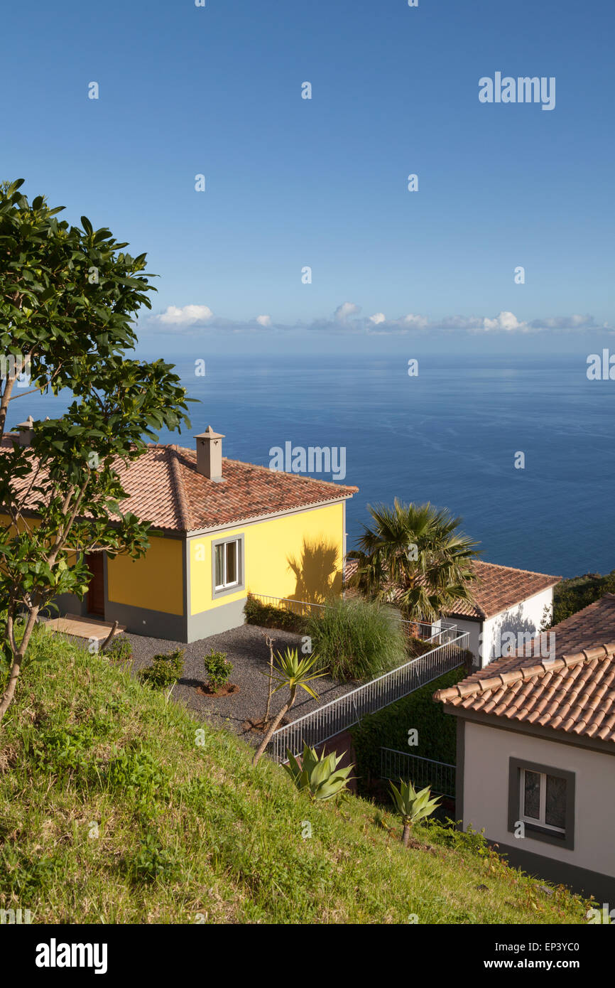 Ferienhäuser an der Küste mit Blick auf den Atlantik, Madeira, Europa Stockfoto