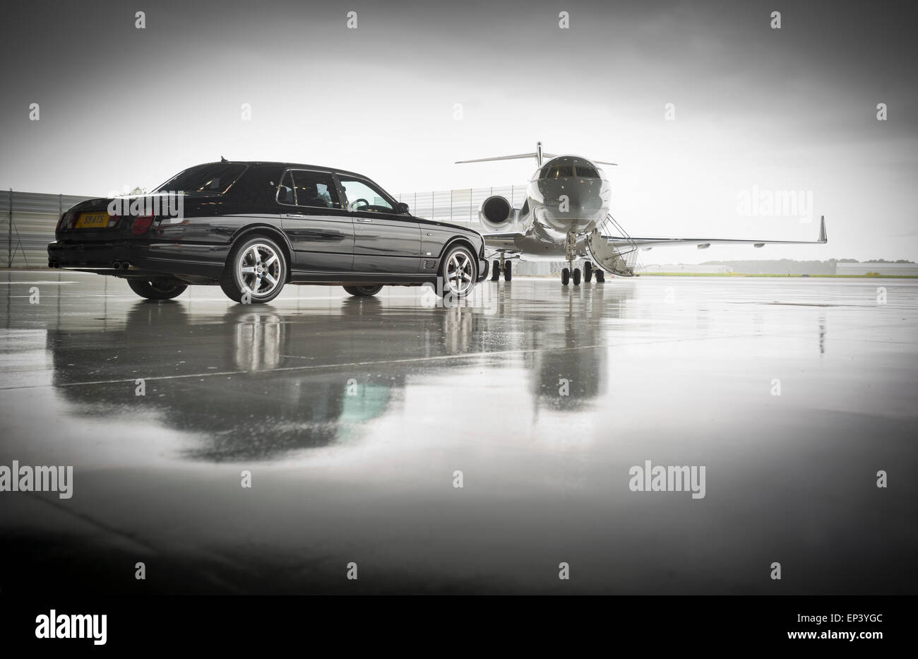 Luxus-Auto neben einem privat-jet Stockfoto