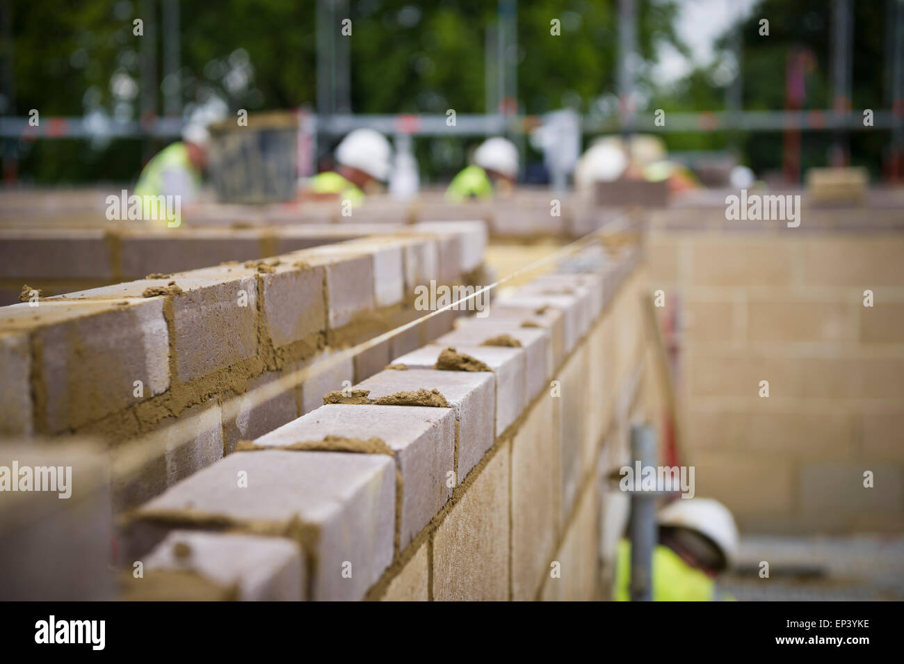 Mauer auf einer Baustelle in London gebaut Stockfoto