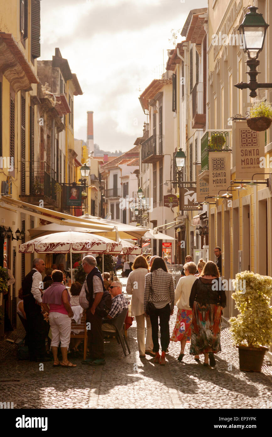 Menschen gehen am Abend, Rua Santa Maria, die Altstadt (Zona Velha), Funchal, Madeira-Europa Stockfoto