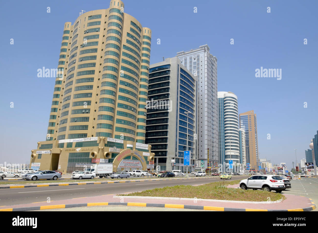 Blick auf moderne Bürogebäude in Fujairah Stadt in Vereinigte Arabische Emirate Stockfoto