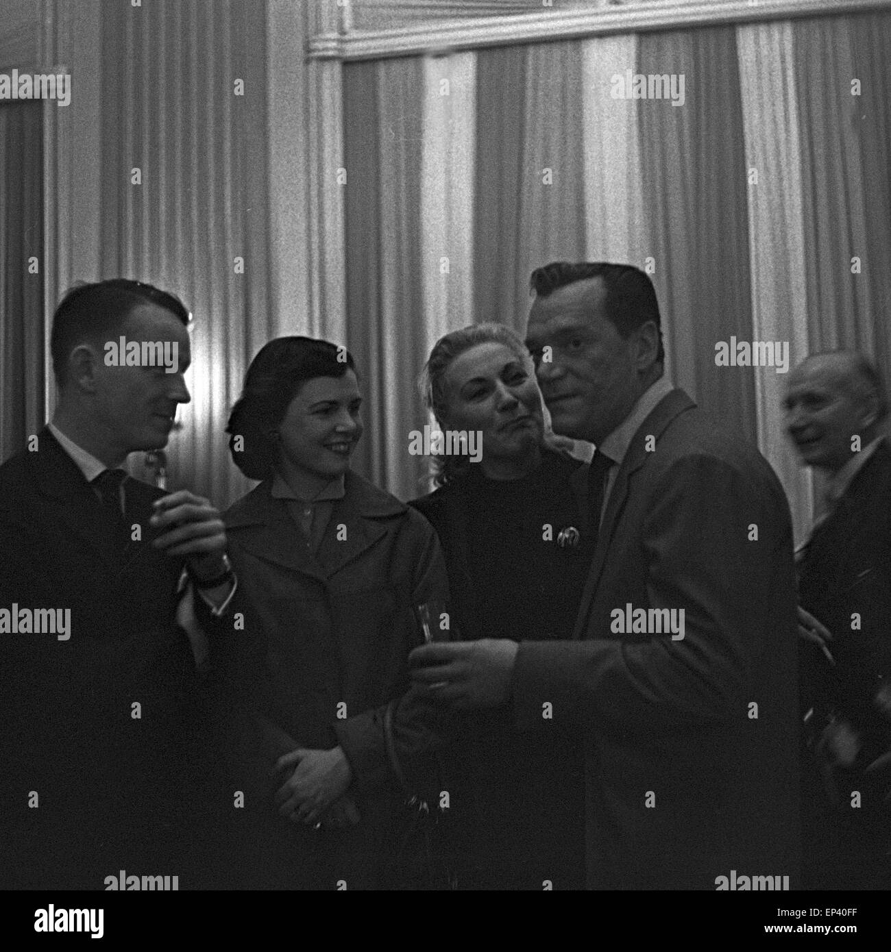 Der Amerikanische Schauspieler Und Sänger Eddie Constantine Mit Bewunderern in Einem Restaurant in Hamburg Den Kellnern Autogram Stockfoto