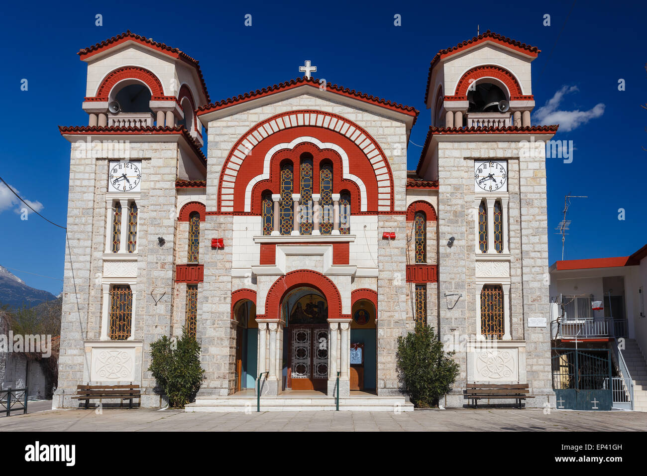 Traditionelle bunte griechisch-orthodoxe Kirche in Kleitoria, Achaia, Griechenland vor einem tiefblauen Himmel Stockfoto Traditionelle bunte griechisch-orthodoxe Kirche in Kleitoria, Achaia, Griechenland vor einem tiefblauen Himmel Stockfoto