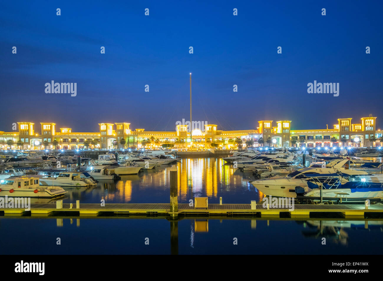 Souq Sharq Shopping Mall und Marina nachts in Kuwait-Stadt, Kuwait Stockfoto