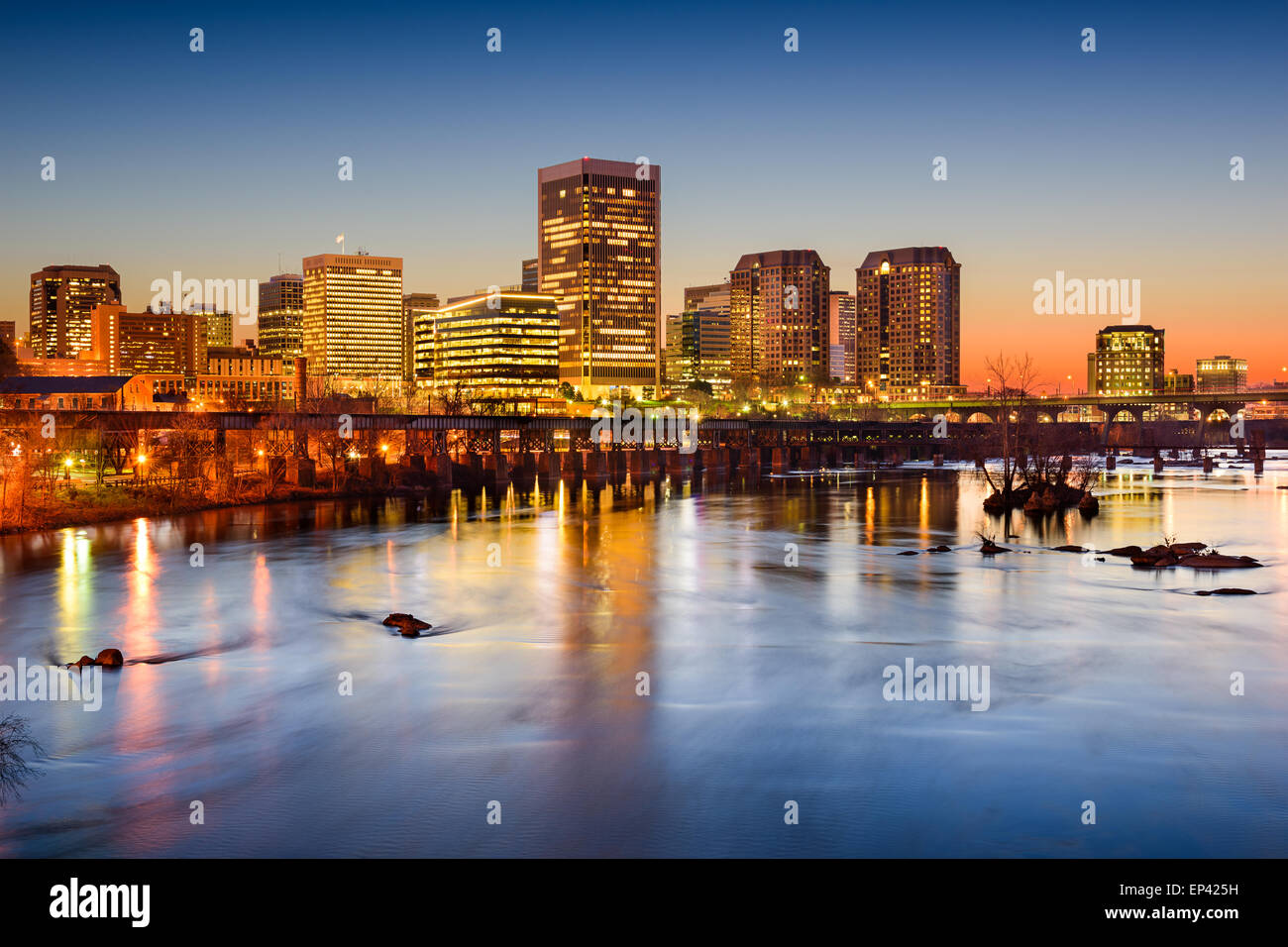 Richmond, Virginia, USA Skyline am James River. Stockfoto