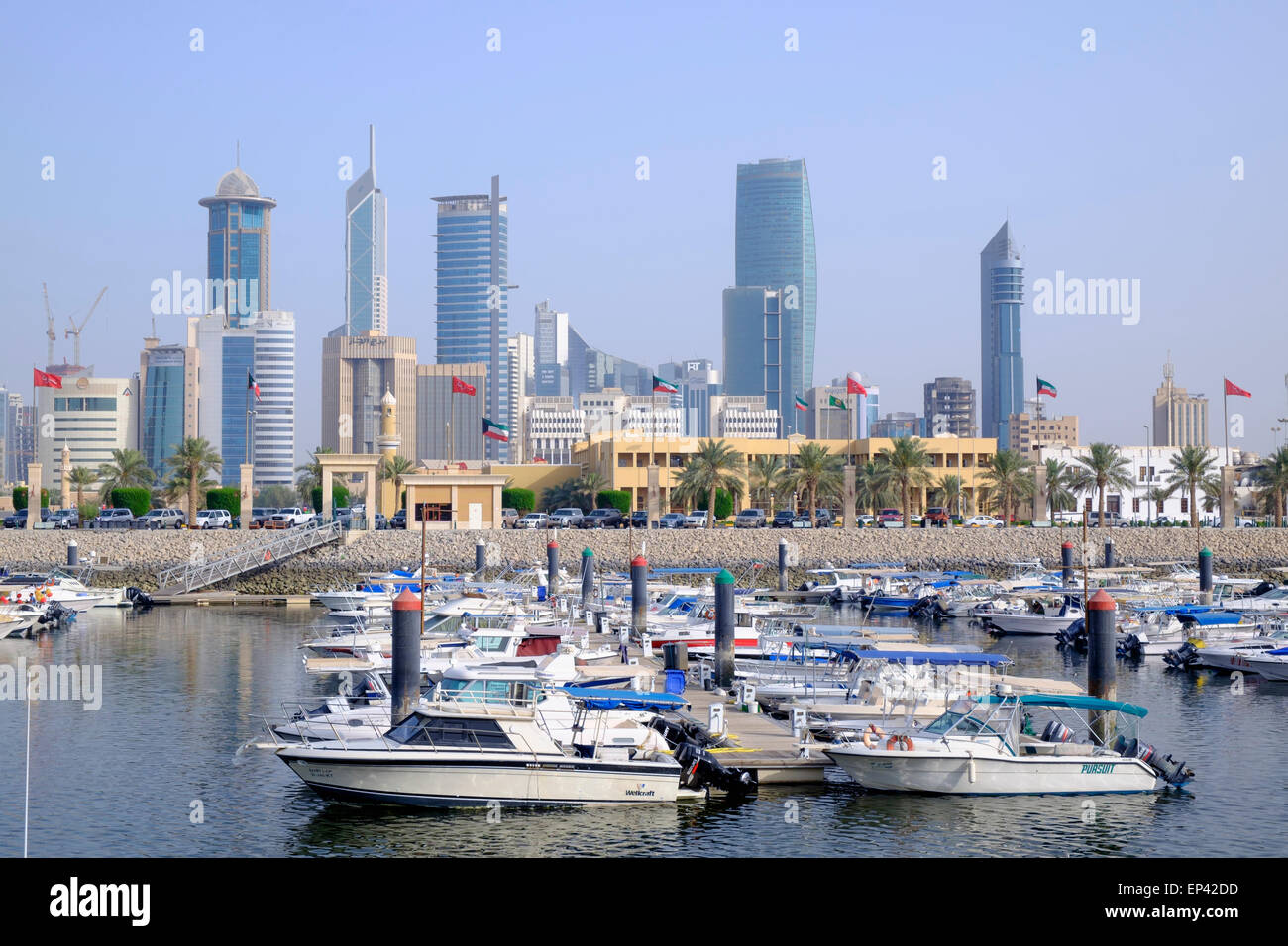 Skyline von Kuwait-Stadt von Souq Sharq Marina in Kuwait Stockfoto