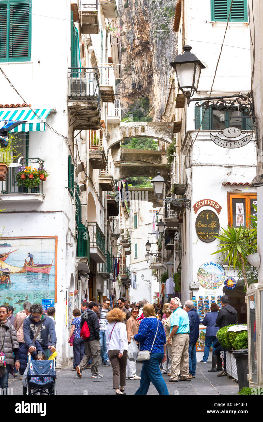 Touristen genießen die malerische und historische Gassen von Amalfi Küste im Osten der Italien Stockfoto
