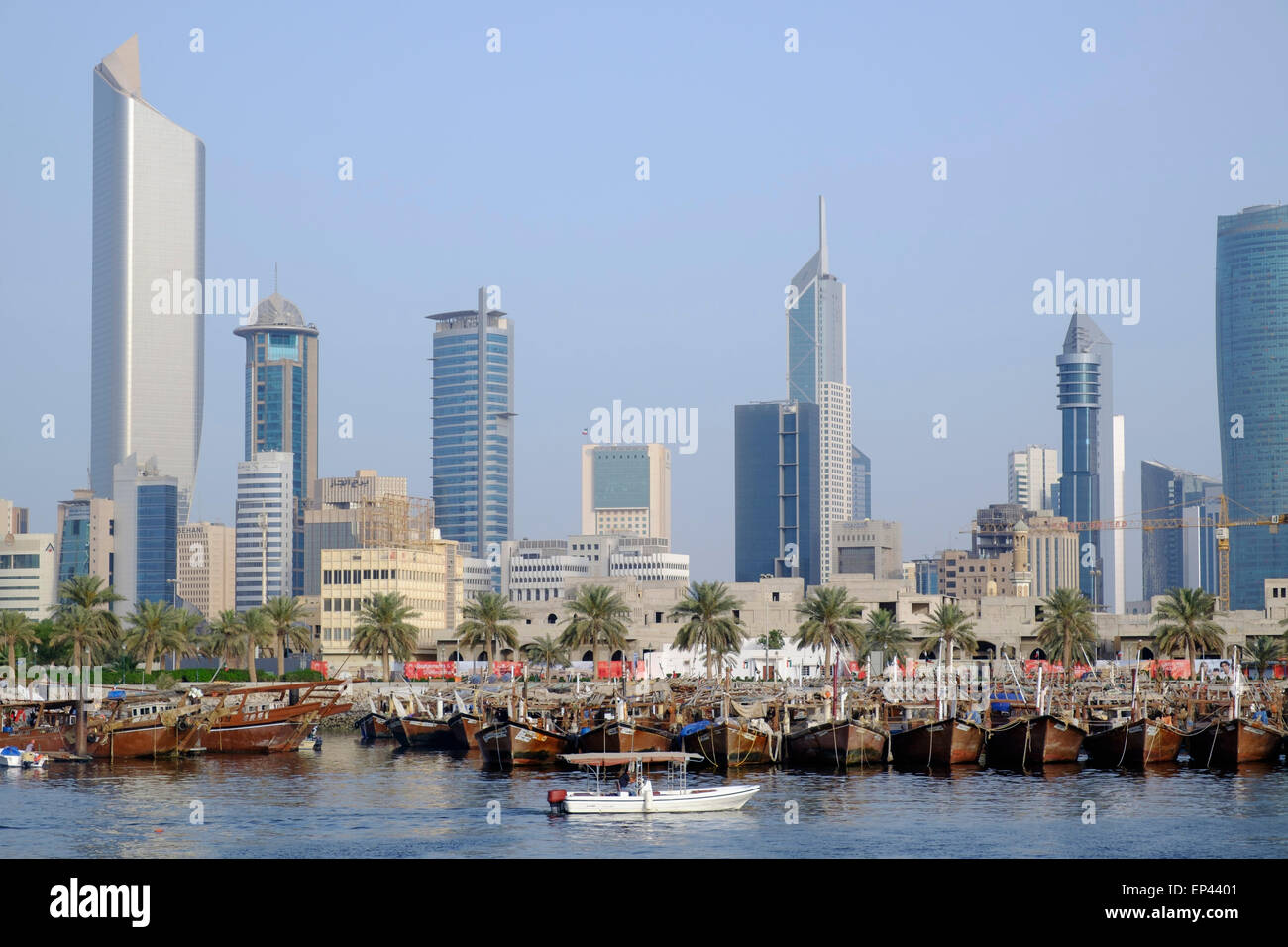 Skyline von Kuwait-Stadt vom Dhow Hafen in Kuwait Stockfoto