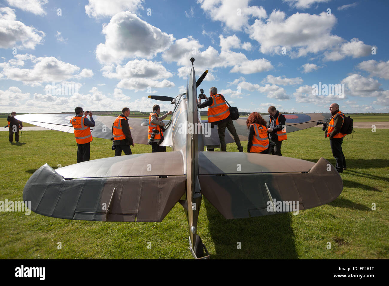 Fotografen, die Bilder von einer Supermarine Spitfire P9374 an das Imperial War Museum in Duxford, Cambridgeshire Stockfoto