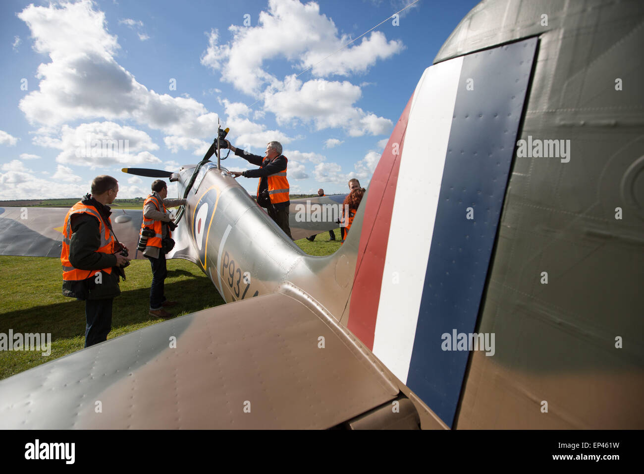 Fotografen, die Bilder von einer Supermarine Spitfire P9374 an das Imperial War Museum in Duxford, Cambridgeshire Stockfoto