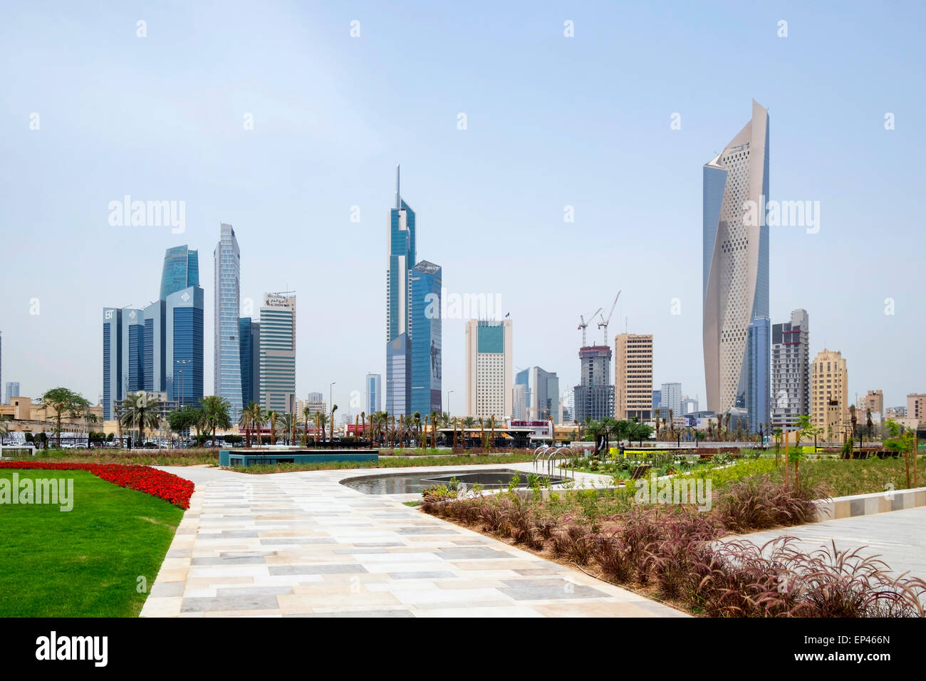 Skyline des Central Business District (CBD) vom neuen Al-Shaheed-Park in Kuwait-Stadt, Kuwait Stockfoto