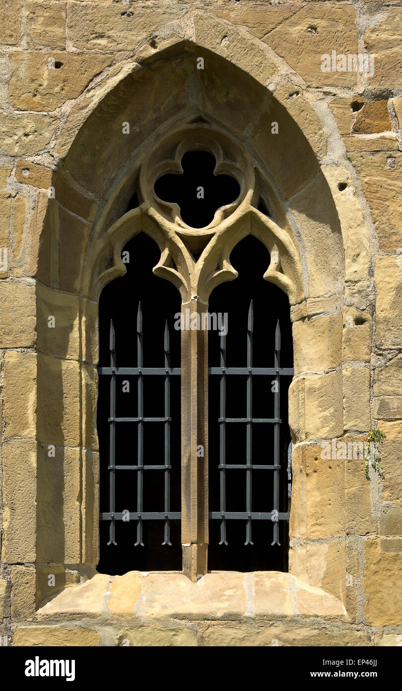 Gotisches Fenster mit Maßwerk in eine Wandöffnung