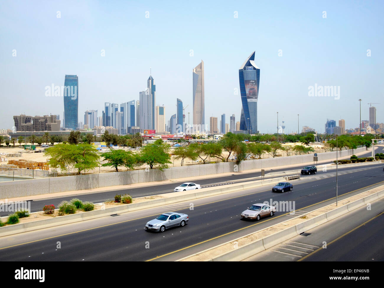 Skyline von Central Business District (CBD) und erste Ringstraße Autobahn in Kuwait-Stadt, Kuwait Stockfoto