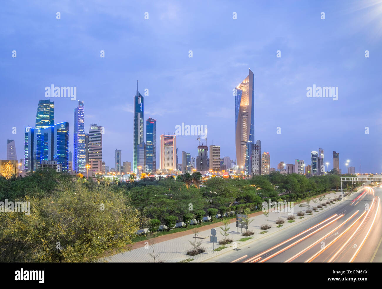 Skyline von Central Business District (CBD) und erste Ringstraße Autobahn in Kuwait-Stadt, Kuwait Stockfoto