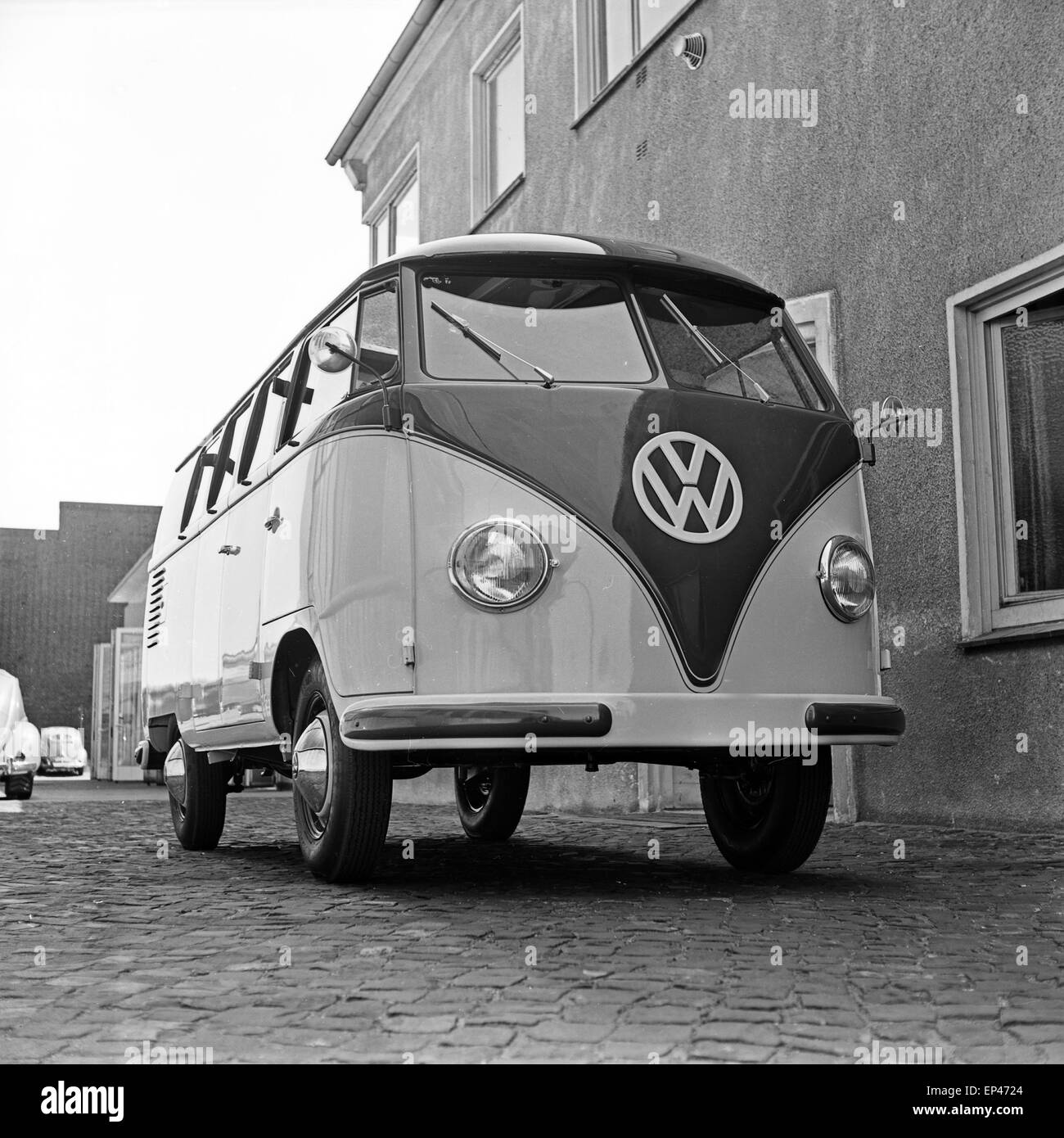 Frontansicht Eines VW Bus T1 Auf Dem Hof Einer Autohandlung in Hamburg, Deutschland, 1950er Jahre. Vorderansicht des VW-bus Stockfoto