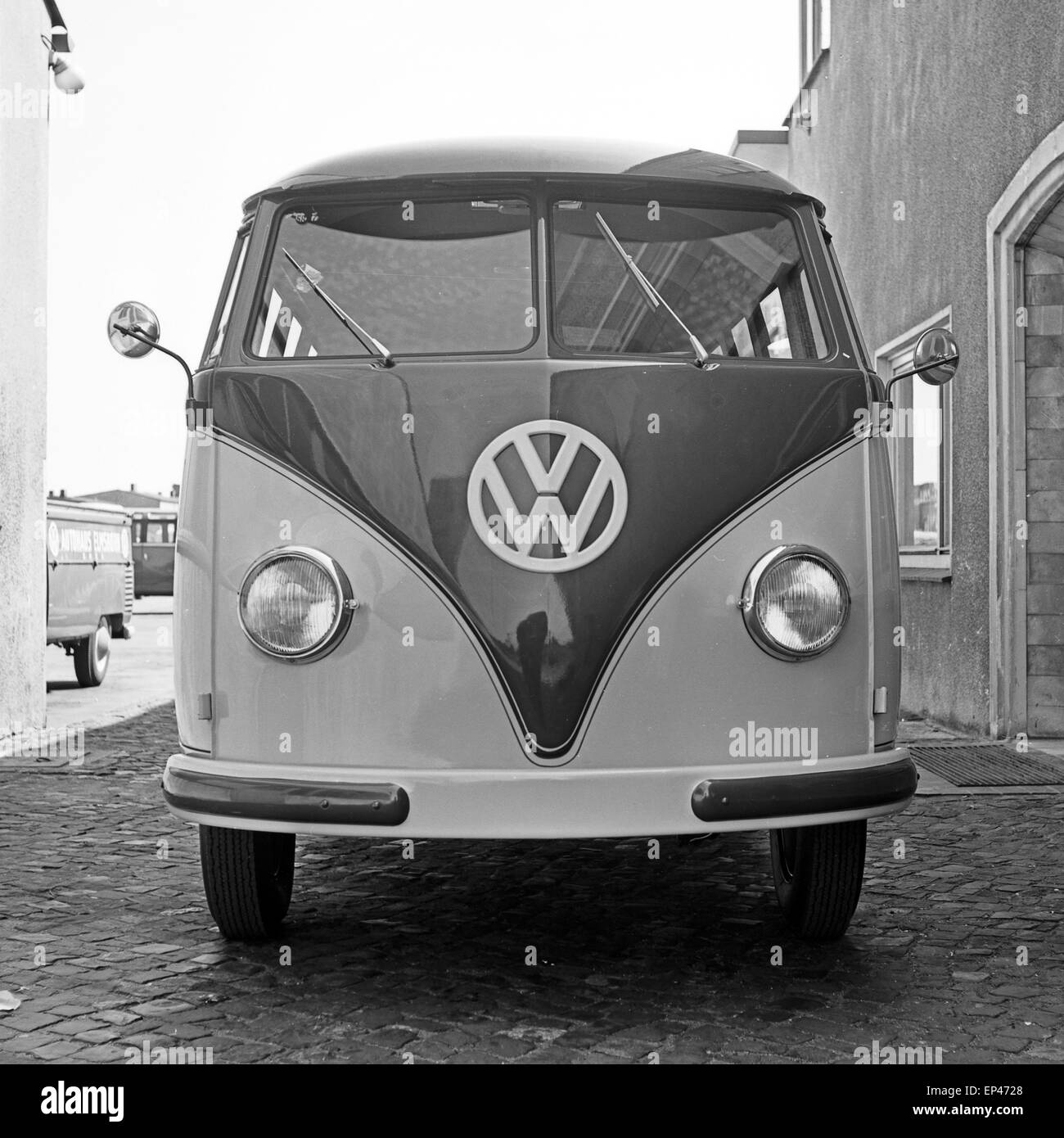 Frontansicht Eines VW Bus T1 Auf Dem Hof Einer Autohandlung in Hamburg, Deutschland, 1950er Jahre. Vorderansicht des VW-bus Stockfoto