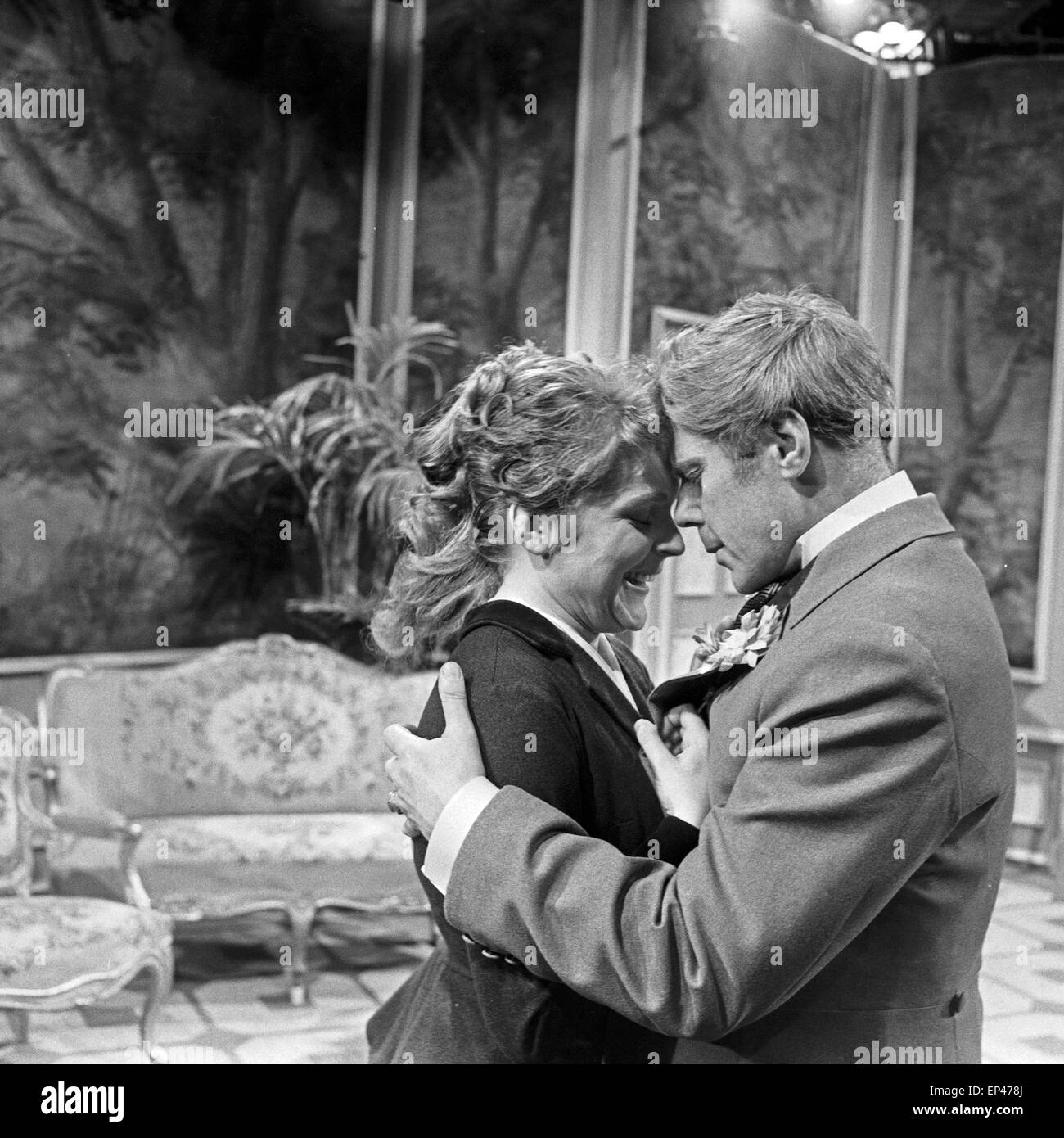Ein Verkaufsprozesse Gatte, Fernsehfilm, Deutschland 1958, Regie: Hanns Farenburg, Monia: Maria Körber, Peter Frank Stockfoto