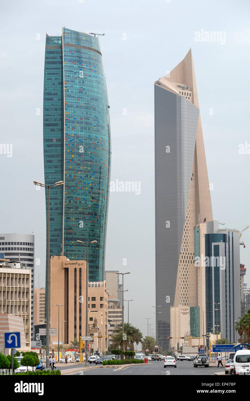 Moderne Wolkenkratzer (Kipco Turm links und Al Hamra Tower) im Central Business District CBD Kuwait-Stadt, Kuwait. Stockfoto