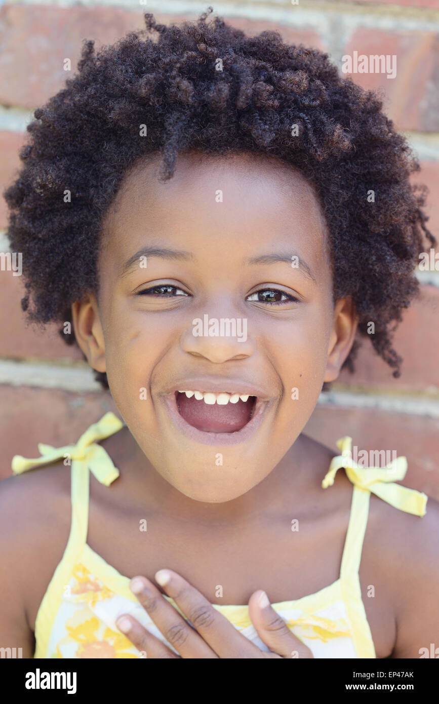 Porträt von einem lächelnden afroamerikanische Mädchen Stockfoto