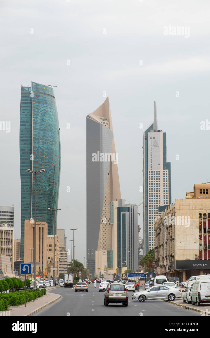 Moderne Wolkenkratzer (Kipco Turm links und Al Hamra Tower Centre) im Central Business District CBD Kuwait-Stadt, Kuwait. Stockfoto