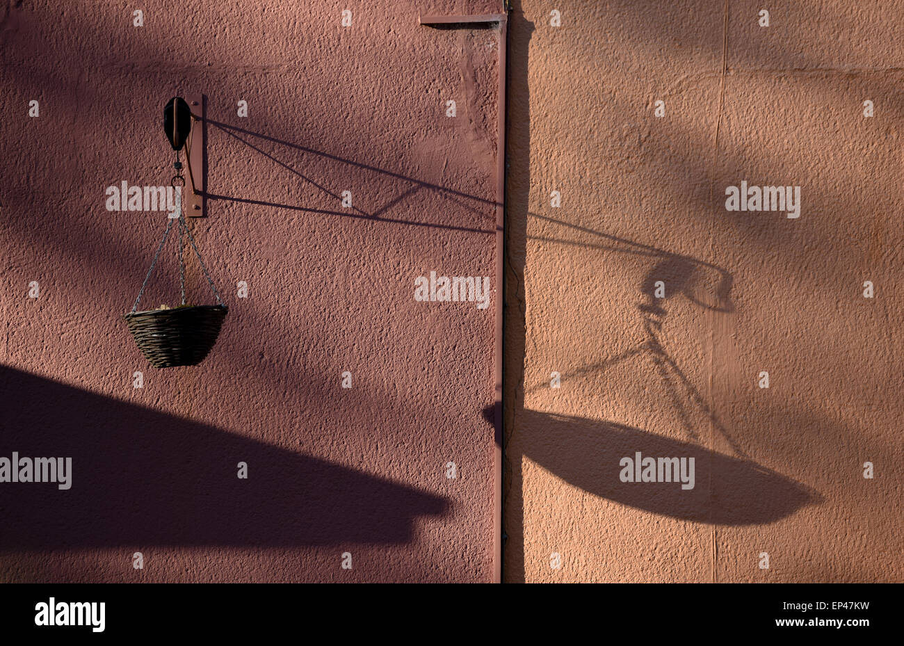 Ein Schatten von einem Blumenkorb, sah aus wie die Waage der Gerechtigkeit Stockfoto