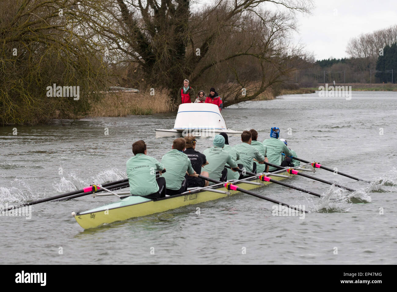 Cambridge Universität Bootsmannschaften auf ihrer letzten Trainingseinheit auf den Fluss Great Ouse vor The Boat Race Stockfoto