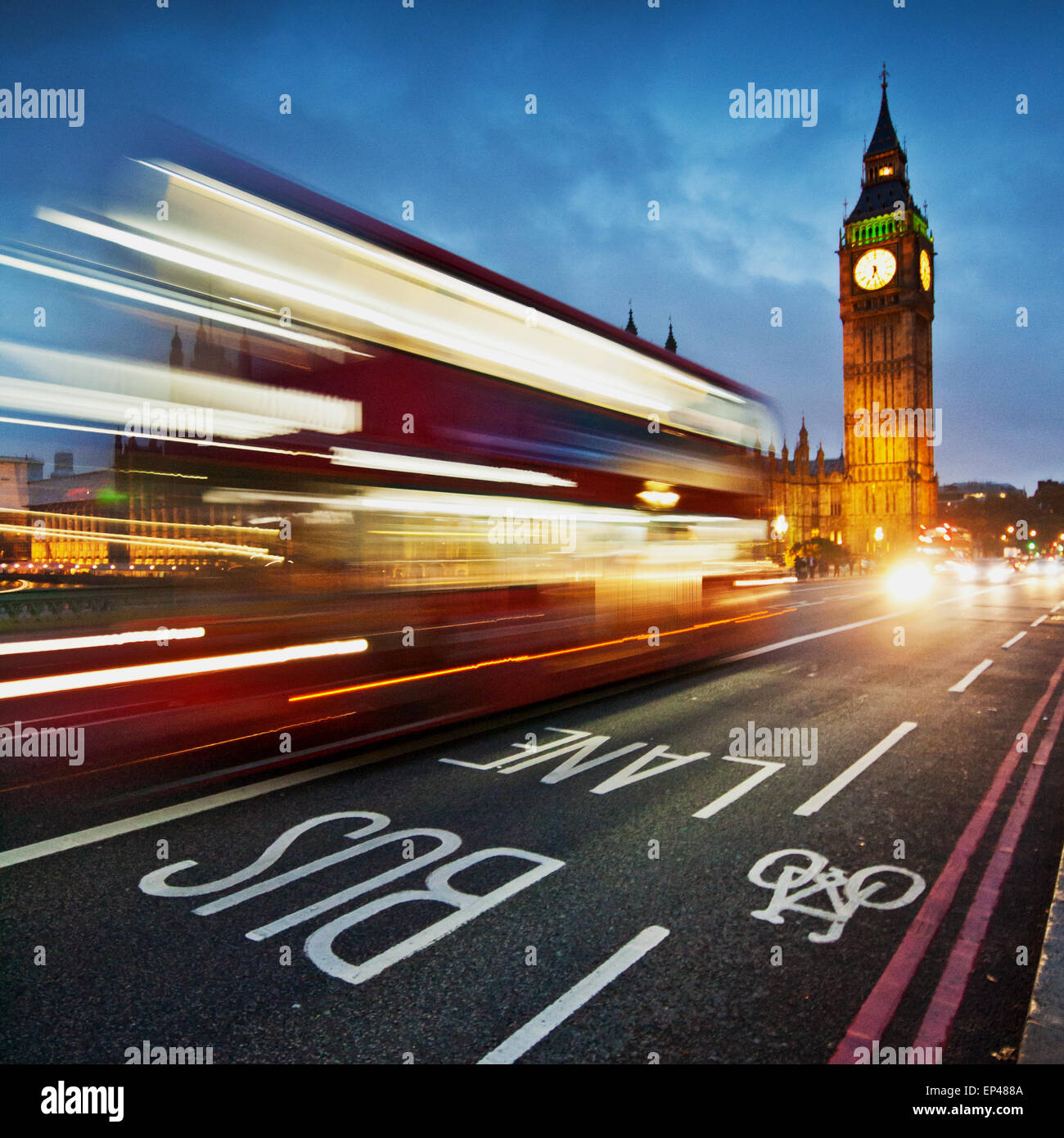 Lichtspuren auf Westminster Bridge mit Big Ben im Hintergrund, London, UK Stockfoto