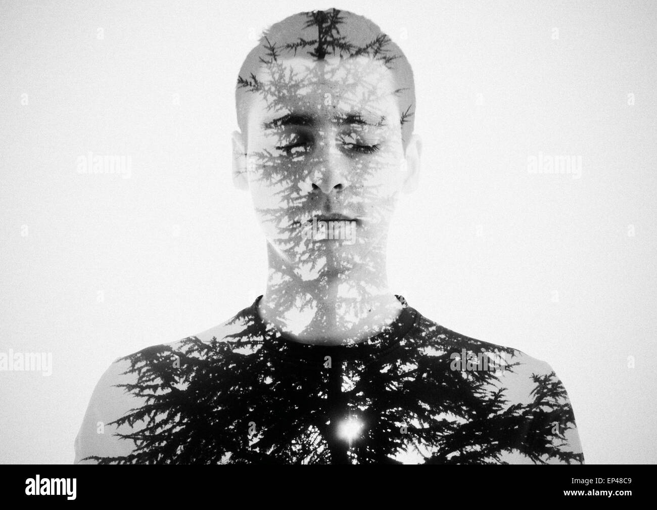 Doppelbelichtung Porträt eines jungen Mannes und ein Baum Stockfoto