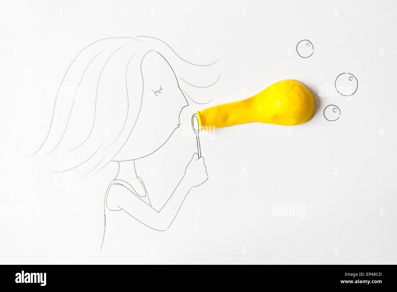 Konzeptionelle Mädchen blowing bubbles Stockfoto