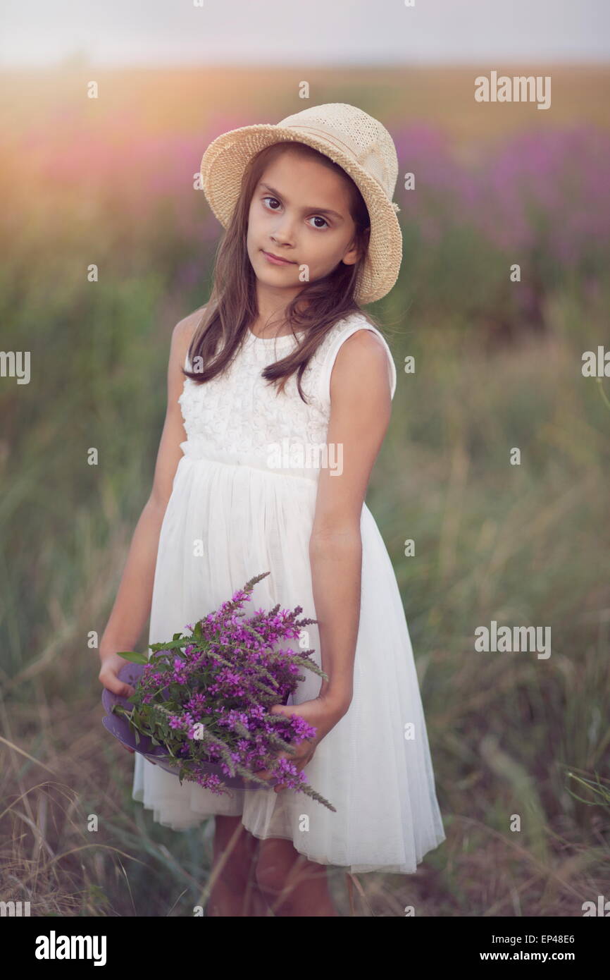 Porträt eines Mädchens in einem Feld mit lila Blumen Stockfoto