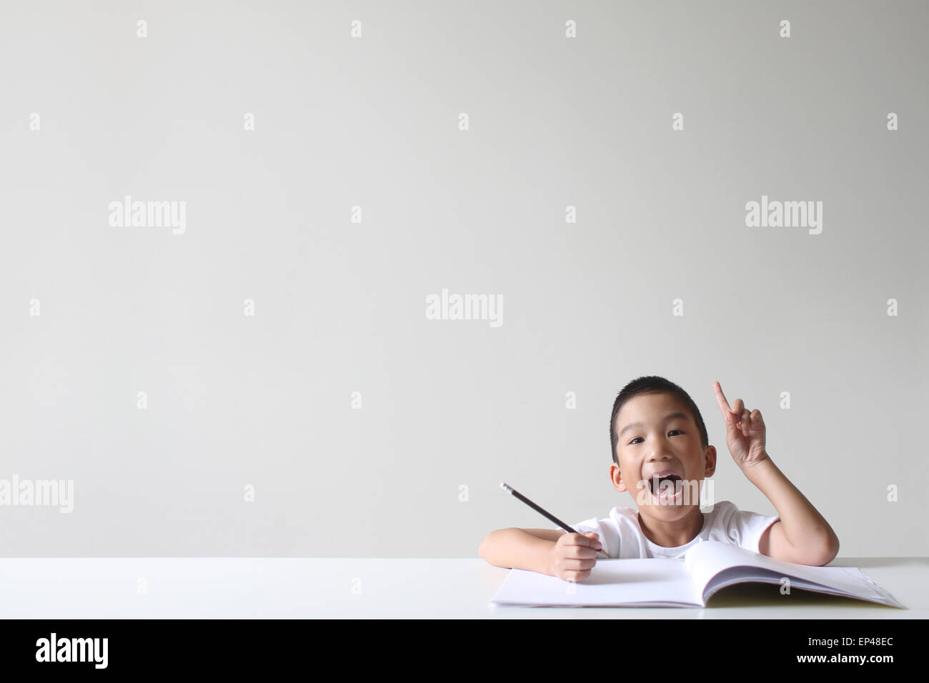 Junge mit einer Idee während des Studiums Stockfoto