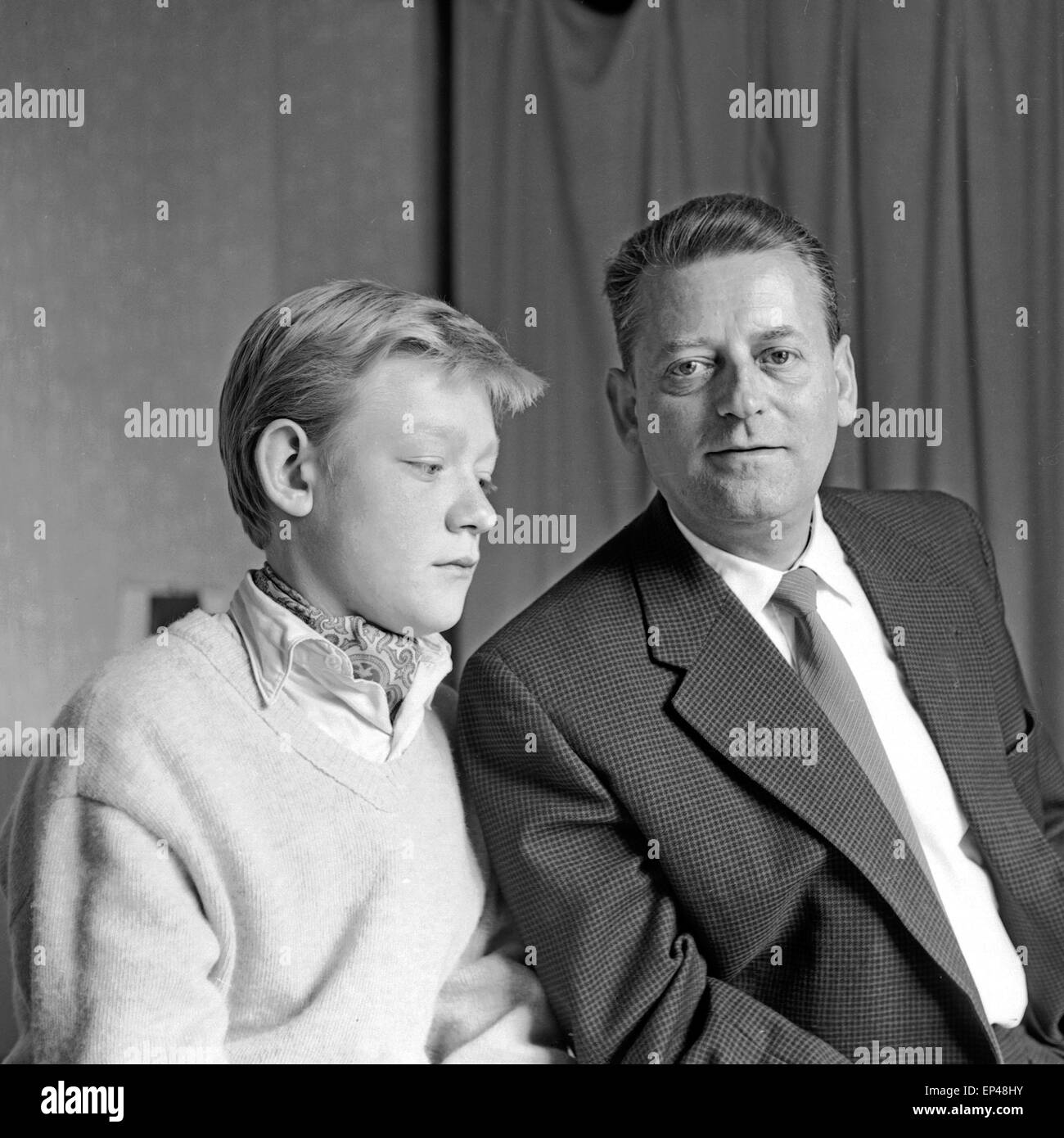 Der Sohn von Kabarettist Und Schauspieler Kurt Klopsch Mit seit Vater in Hamburg, Deutschland, 1950er Jahre. Sohn des Kabarett-Kunst Stockfoto
