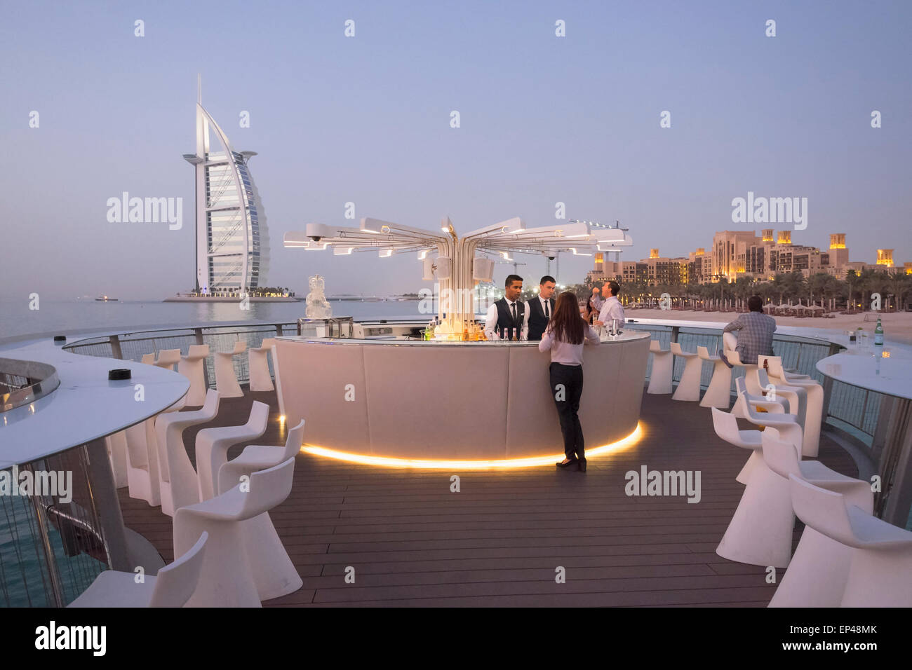 Außenbar am Pier Abend im Pierchic Restaurant im Al Qasr Hotel Dubai Vereinigte Arabische Emirate Stockfoto
